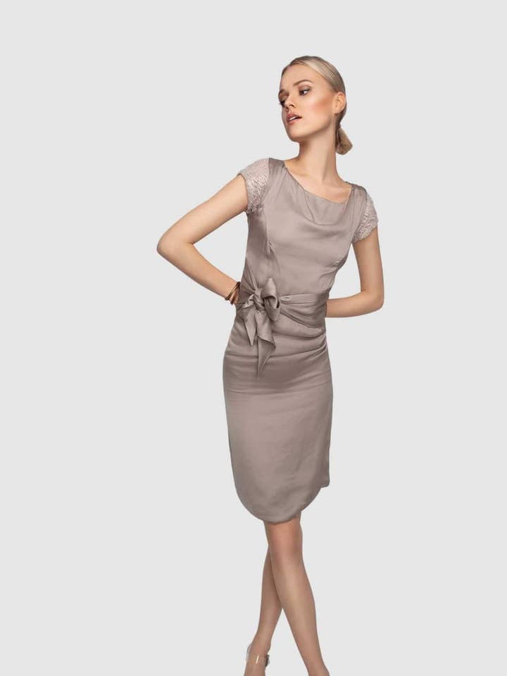 Robe classique en satin avec nœud pour la vente par Lia & Saora GmbH