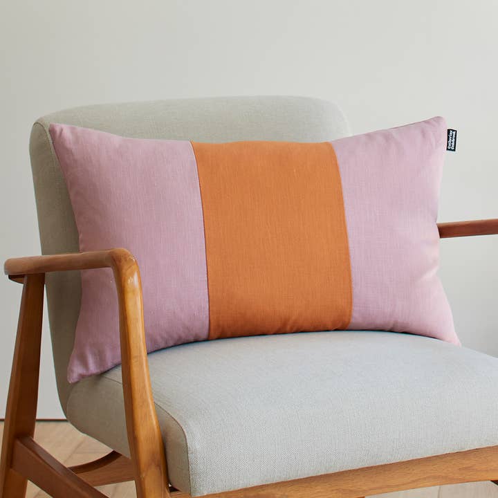 Cojín de lino con bloques de tres colores, color oscuro y jengibre para venta al por mayor de Catherine Colebrook