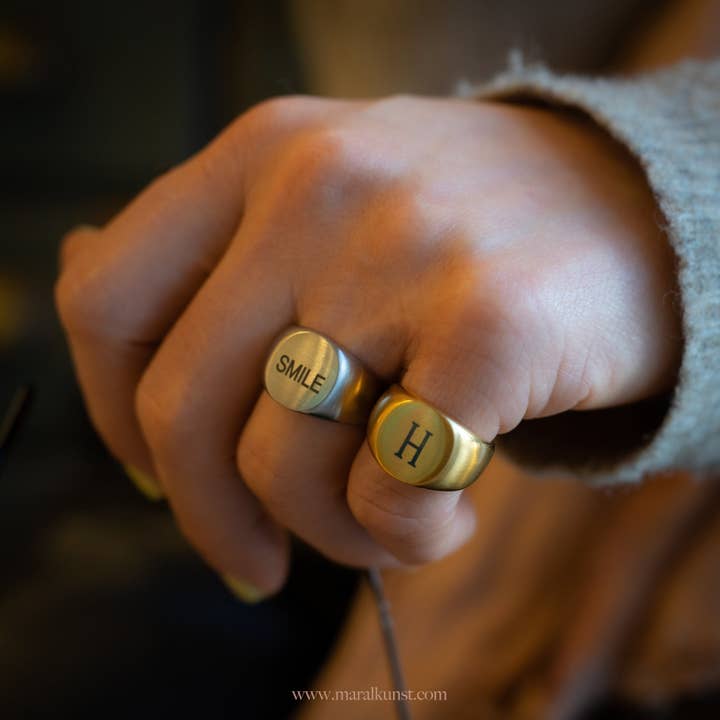 Bague personnalisée avec nom pour la vente par Maral Kunst