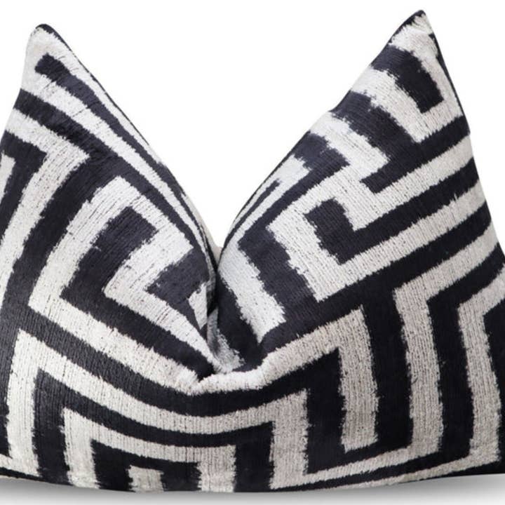 Luxus-Samtkissen 16x24 Schwarz-Weiß-Labyrinth-Design für den Großhandel von Canvello