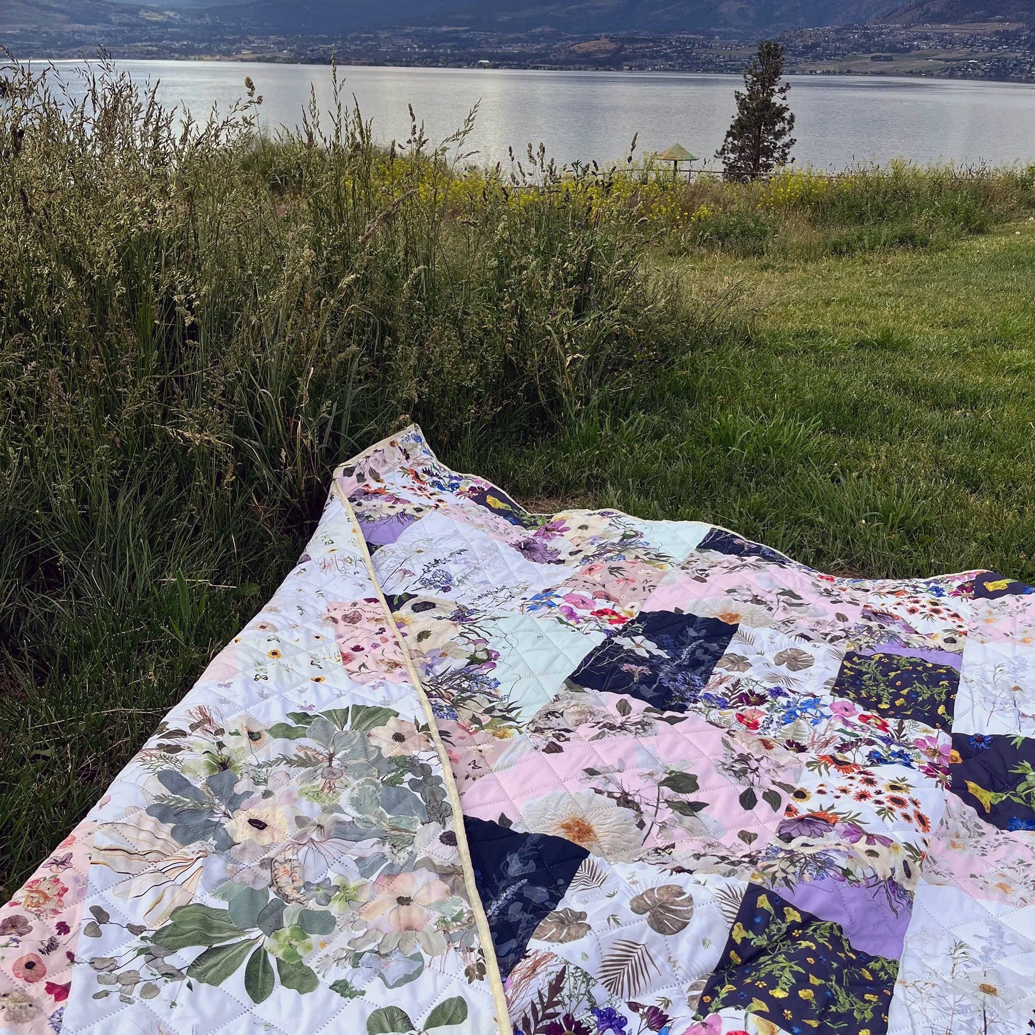 Oxeye Floral Co. – wholesale Picnic blanket – Verona Voyager Blanket7
