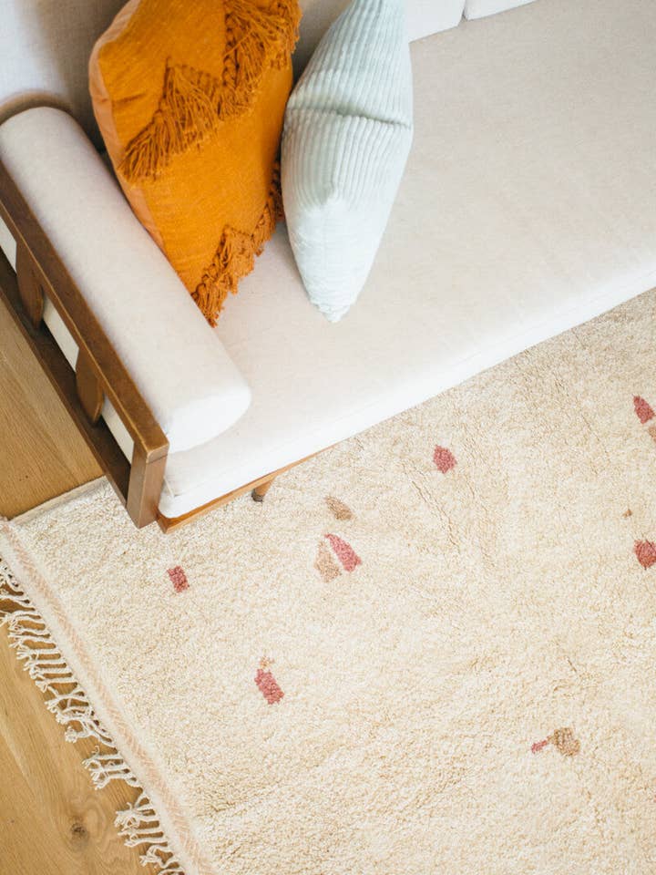 Tapis en laine marocaine blanche naturelle - Rose + Champagne Blush pour la vente par Ouive