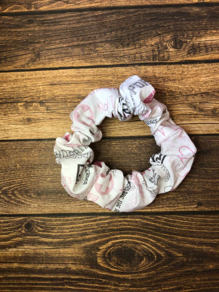 Chouchou à cheveux d'infirmière pour la vente par South Coast Sewn