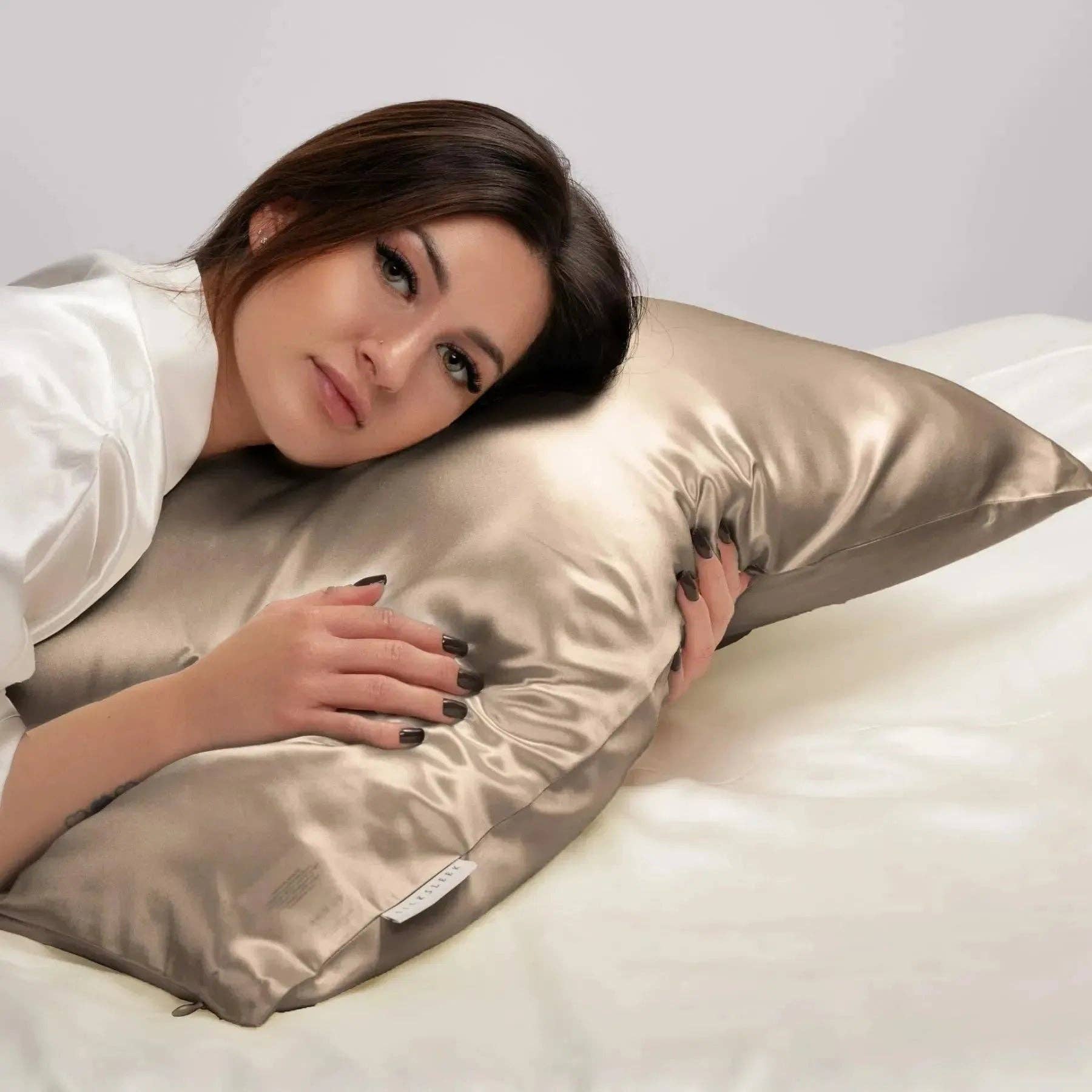 SilkSleek® – Engroshandel Hovedpudebetræk – Taupe silke pudebetræk3