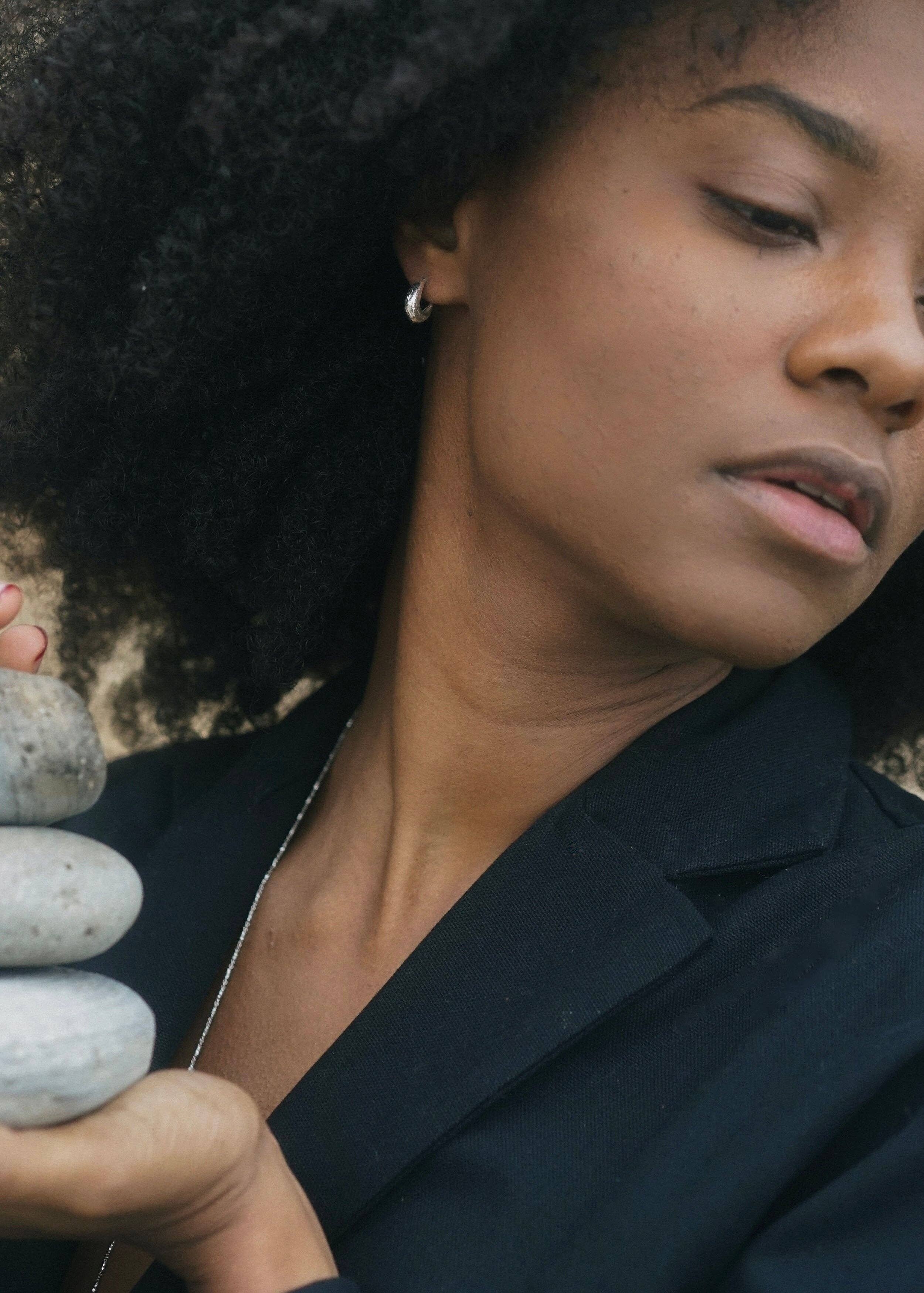 Mountainside Jewelry – Großhandel Hoops – Lithic Ohrringe – massive Creolen mit strukturierter, organisch rauer Oberfläche5