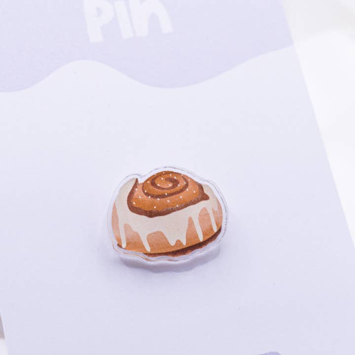 Tilda&Theo - Wholesale Lapel Pin/Button - Pin Cinnamon Roll Kanelbulle Acrylic - Gift Sweden Skandi4