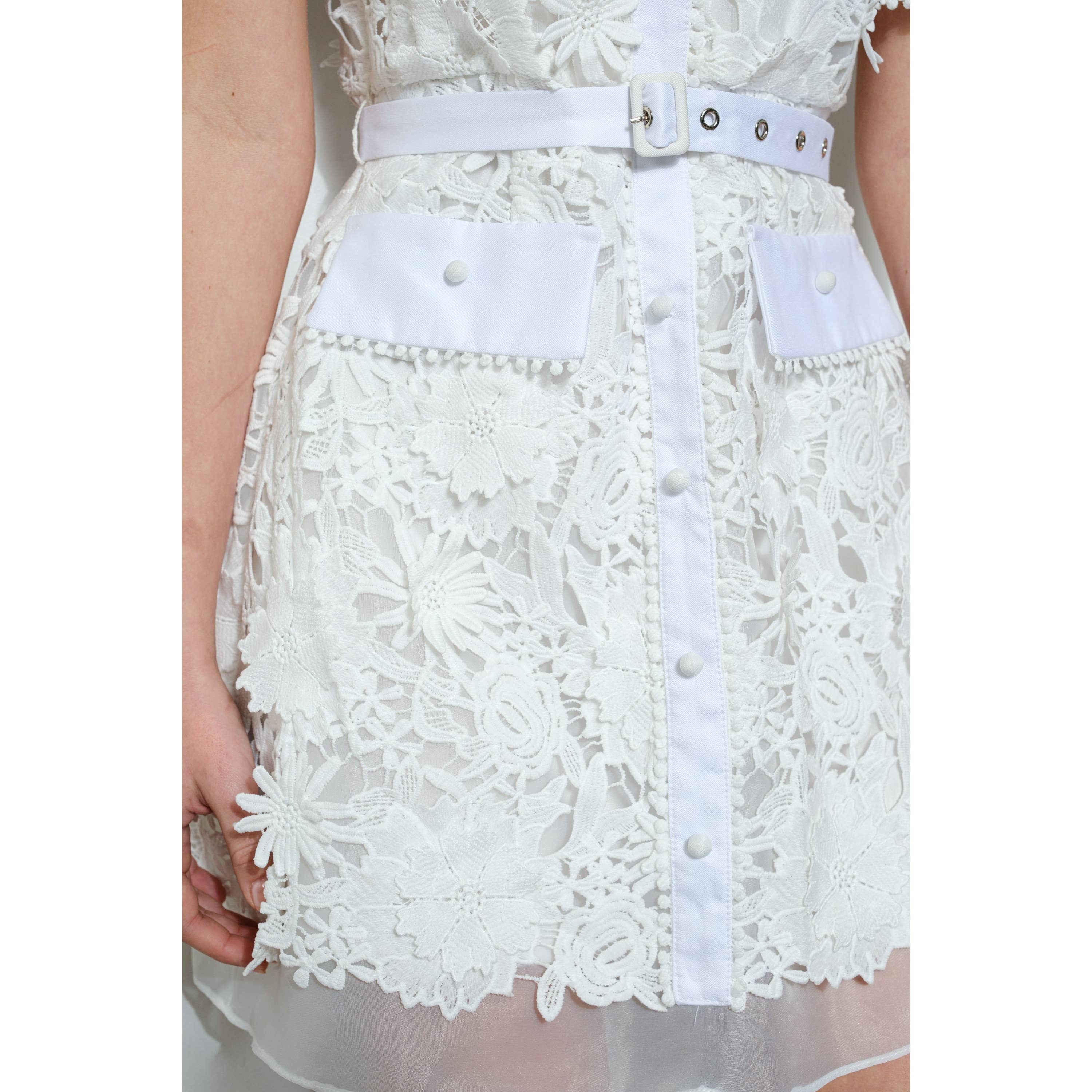 INA – Engroshandel Kjole - Dame – Kort pufærmet blomstret blonde minikjole med bælte15