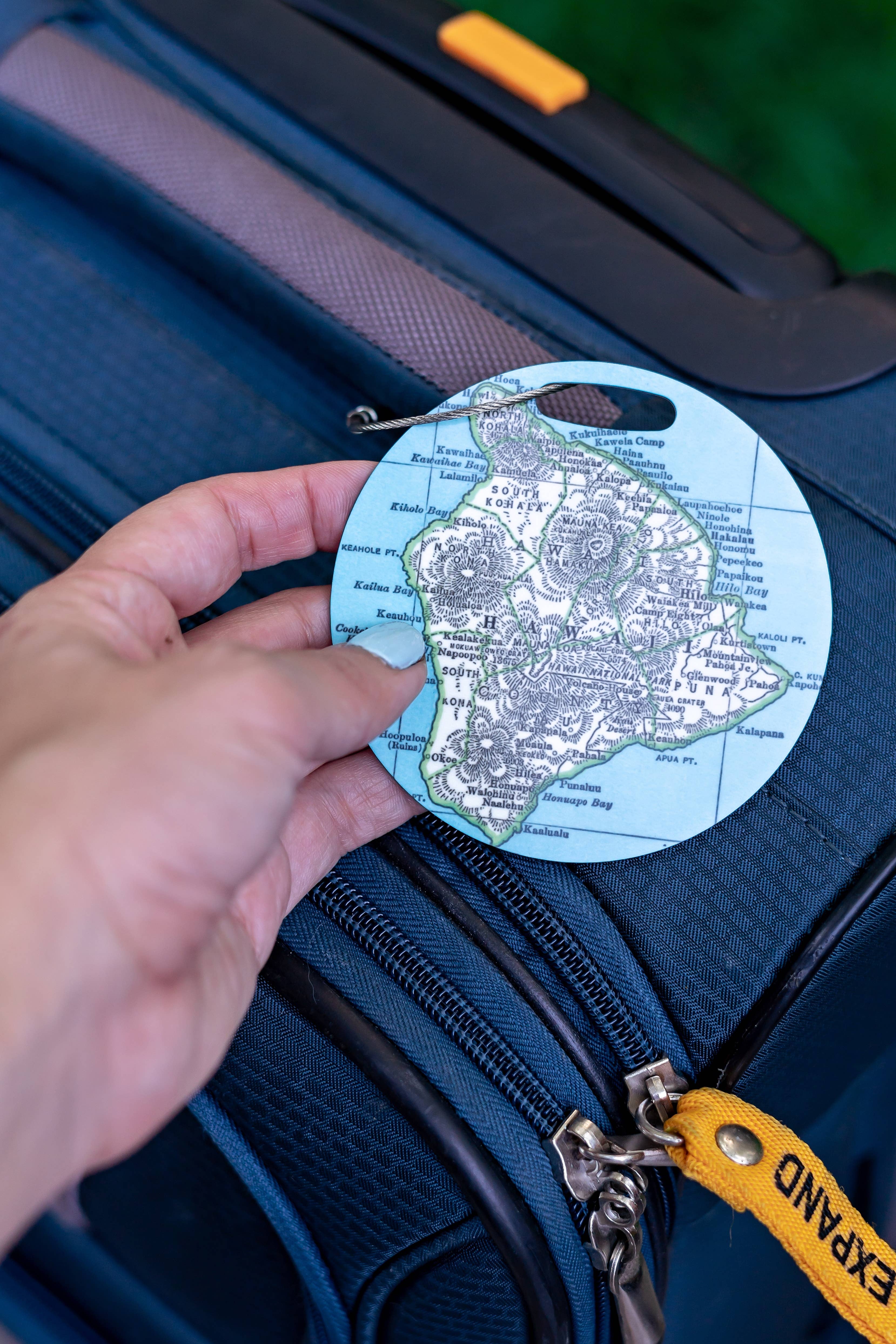 Daisy Mae Designs - Vente Étiquette pour bagage - Étiquette de bagage carte personnalisée | Cadeau de voyage spécifique à un lieu1