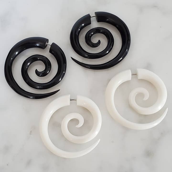 Dalfiya - Wholesale Hoop Earrings - 1.25" Spiral Hoop Fake Gauge Earrings Carved Black Horn Spli