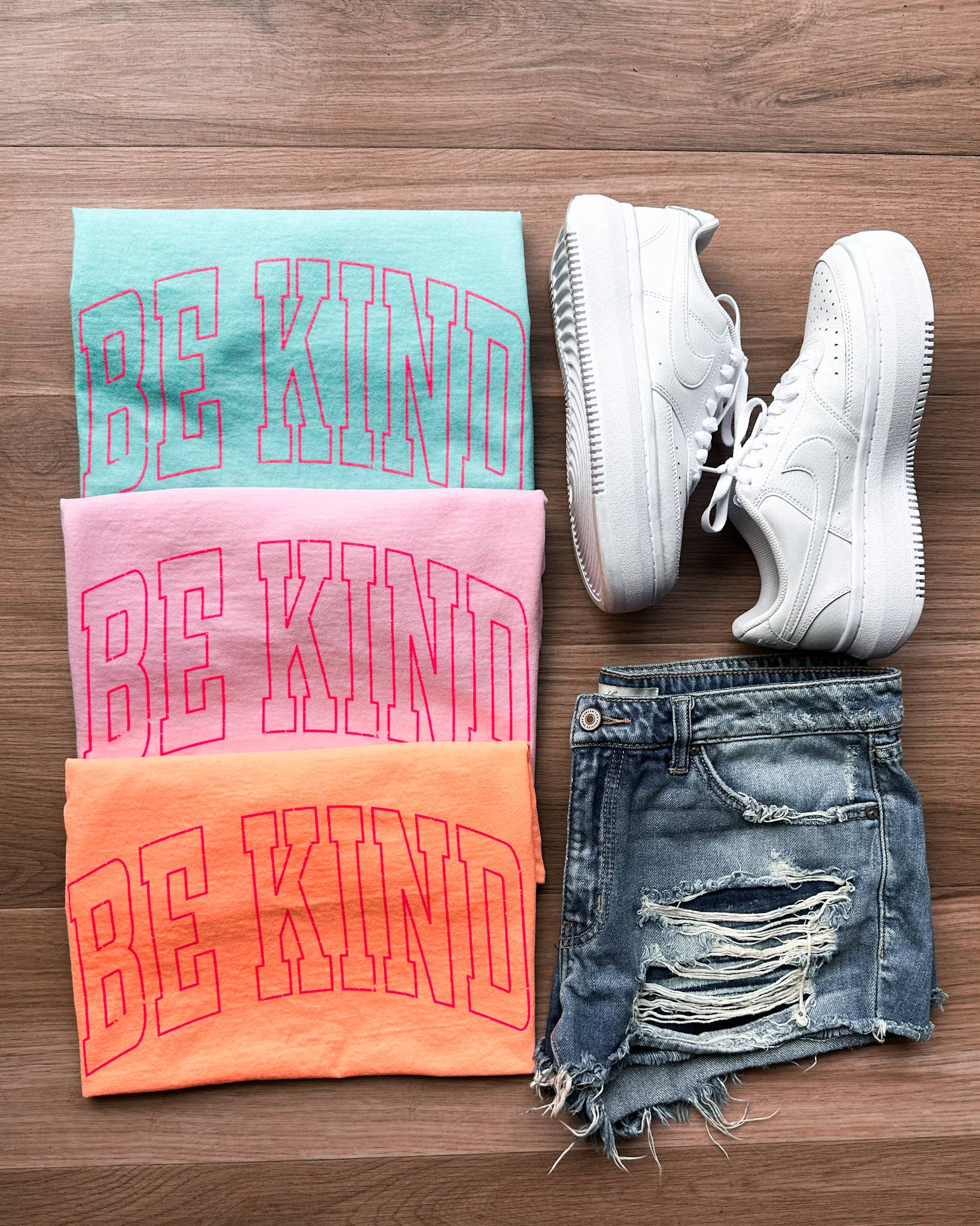 D&E Tees - Wholesale Screen Printed T-Shirt - Women's - Be Kind Outline Graphic Tee1