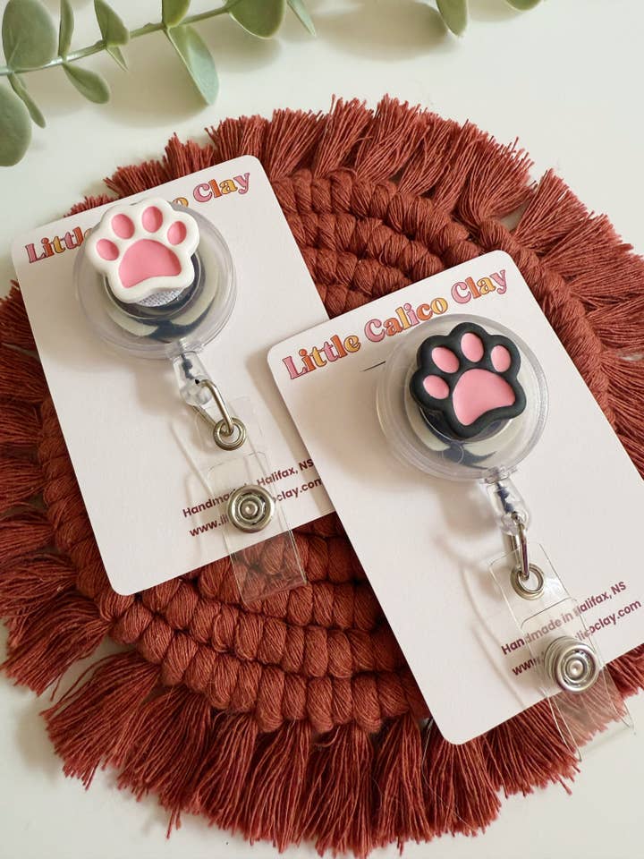 Tasselhållare med tassavtryck | Tasselhållare i polymerlera för wholesale av Little Calico Clay