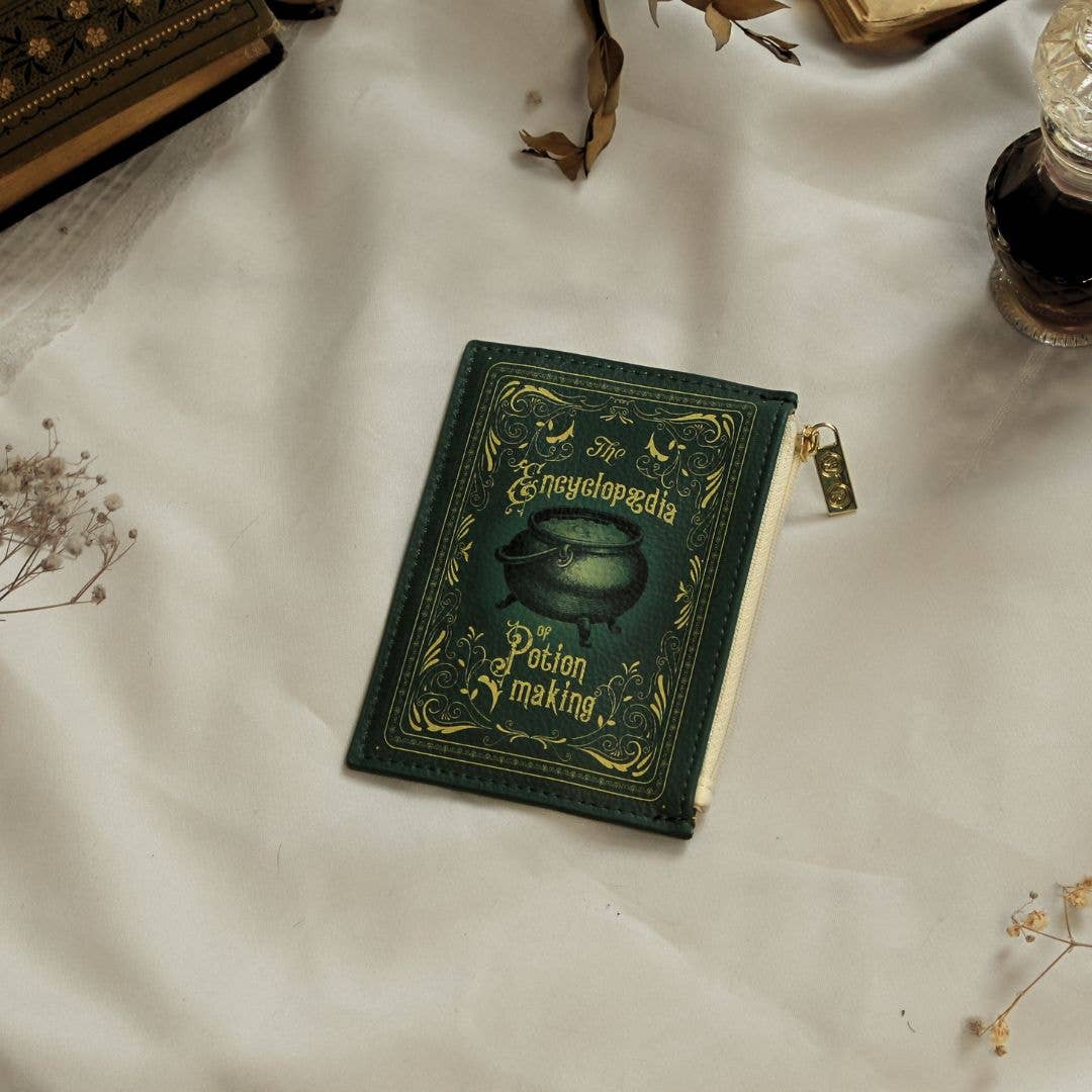 Well Read Company – Porta-moedas - Mulher por atacado – Carteira para moedas The Encyclopedia of Potion Making em couro vegano3