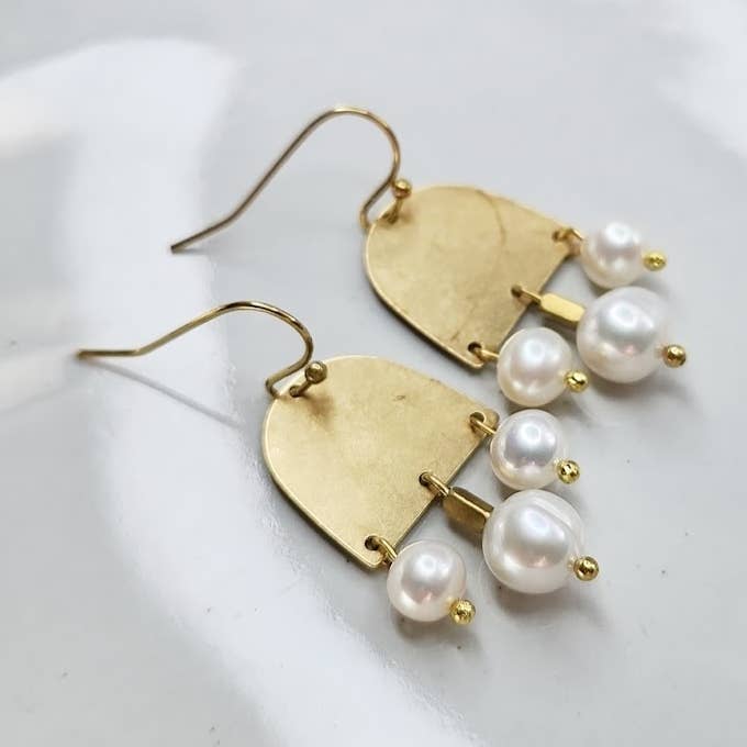 Orecchini a lampadario geometrici in ottone e perle d'acqua dolce per la vendita all'ingrosso da parte di Sara Sela Jewelry