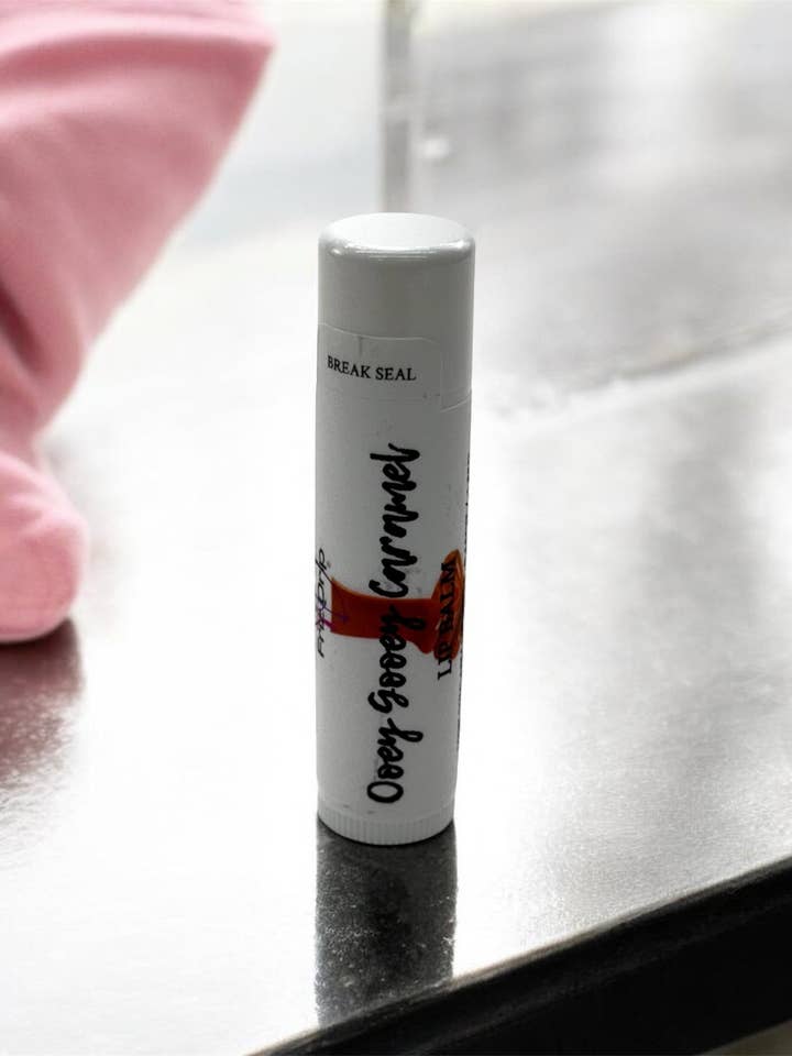 Klebriger Karamell-Lippenbalsam für den Großhandel von Friz Drip Bath & Body