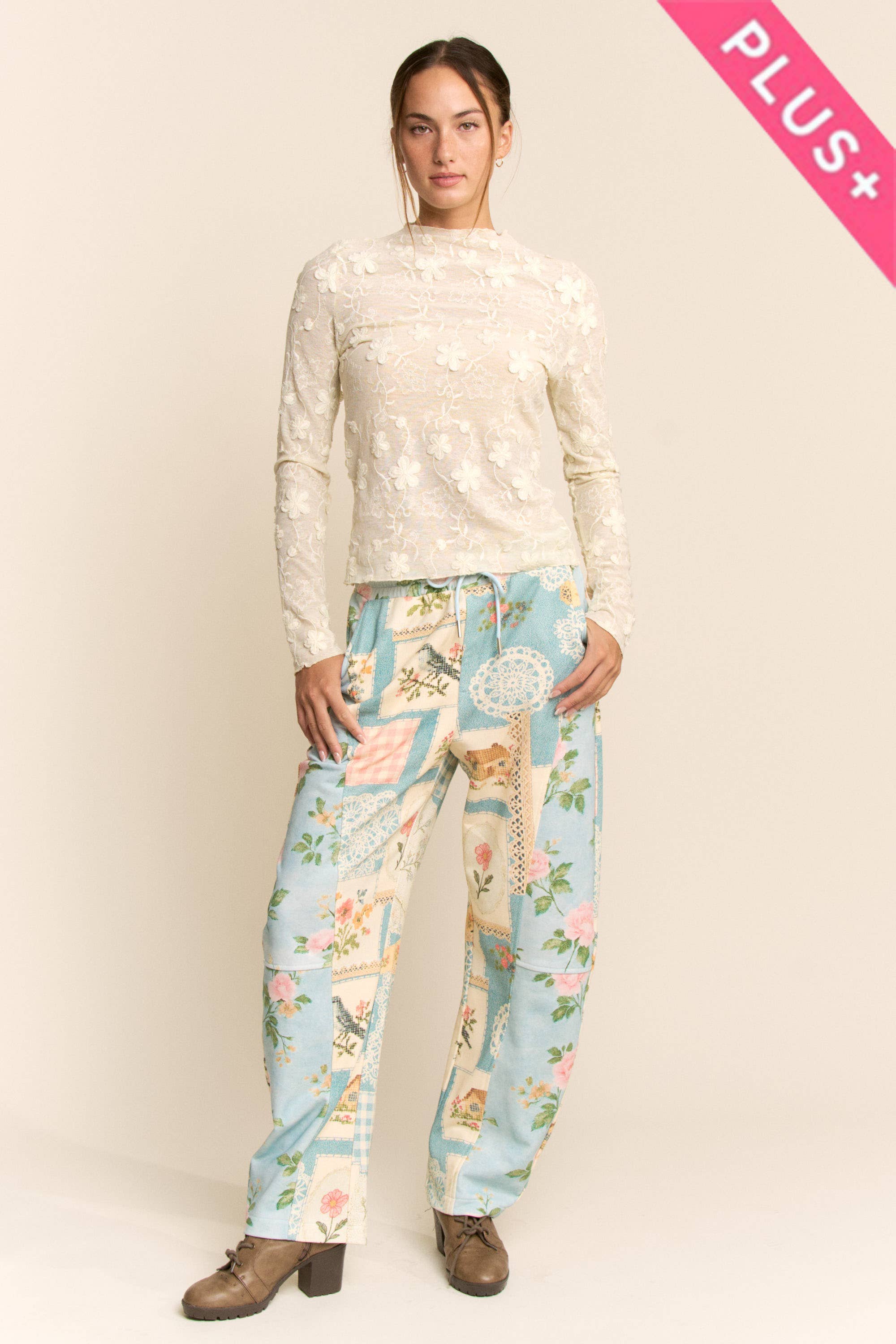 Davi & Dani - Wholesale Gebreide top - Dames - PLUS LANGE MOUWEN GEBORDUURDE MOCK NECK MESH TOP4