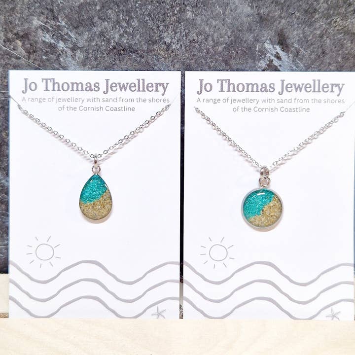 Ciondolo Shore line Sea Metallic verde per la vendita all'ingrosso da parte di Jo Thomas Jewellery