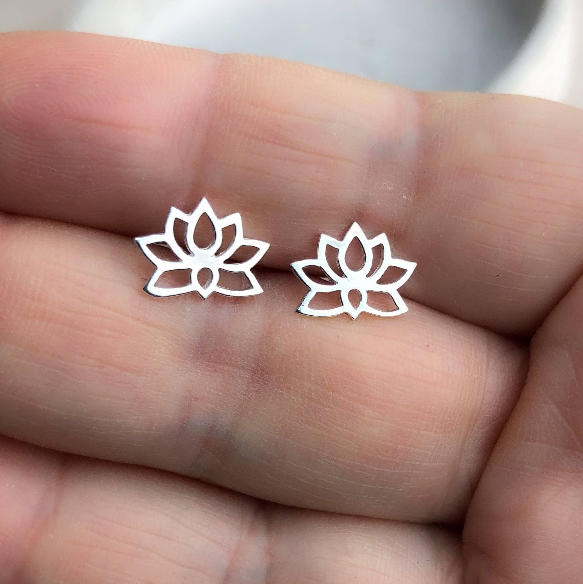 MadamLili – wholesale Stud/post earrings – Mini 925 Sterling Silver Lotus Stud Earrings — EHR925-1195