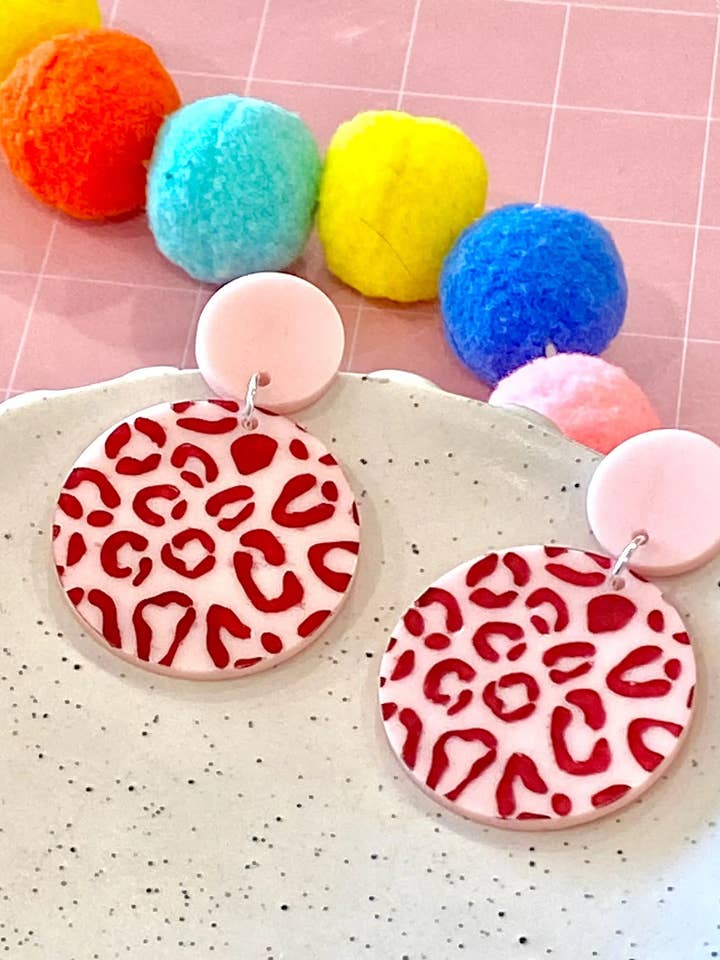 Oorbellen met luipaardprint roze voor wholesale door Birdie Bananas