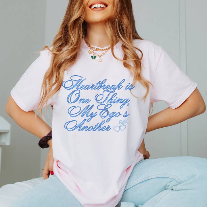 Heartbreak is één ding T-shirt met comfortabele kleuren voor wholesale door Hello Poppy Company