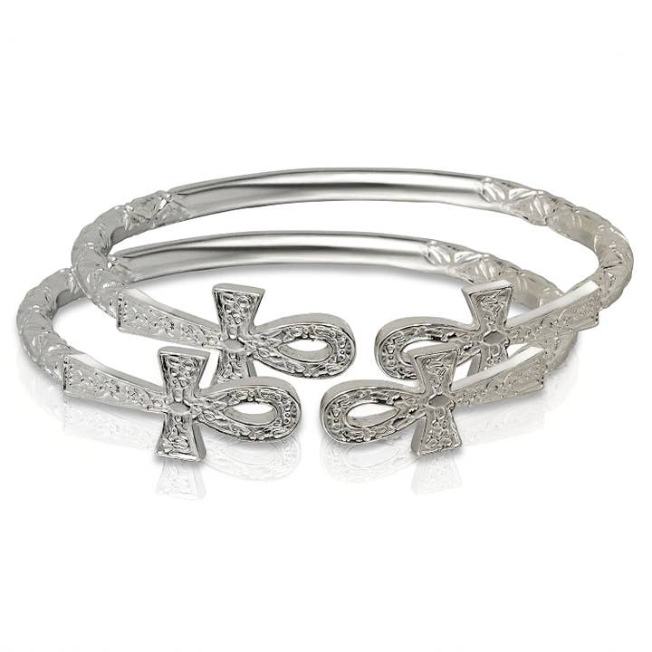 Bijoux de meilleure qualité : bracelets antillais en argent massif .925 avec grandes extrémités en croix Ankh, 1 paire pour la vente par Better Jewelry