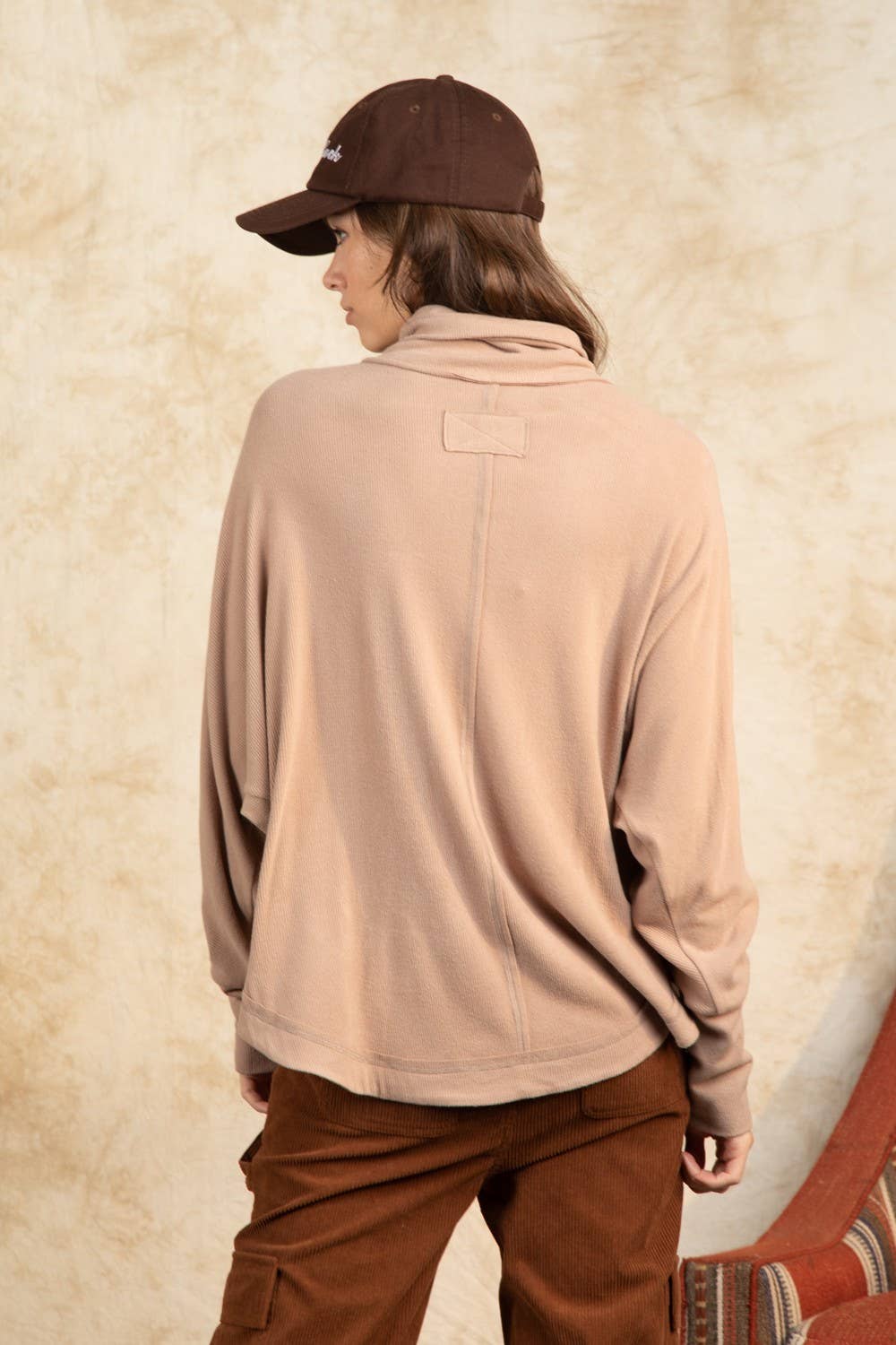 VERY J – Großhandel Tunika – Damen – NT11246-Übergroßes Tunika-Strickoberteil mit Stehkragen und Dolmenärmeln9