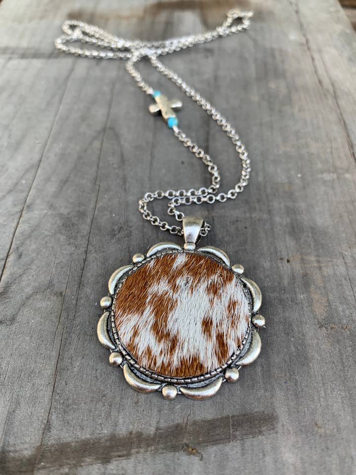 Western Cowhide halskæde for engroshandel hos Fierce Fringe Couture