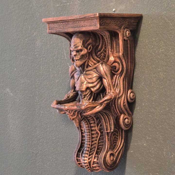 Étagère murale de style Giger avec motif de créature extraterrestre – Décor intérieur sombre de science-fiction, support d'exposition pour art gothique pour la vente par 3DijkstraFinds