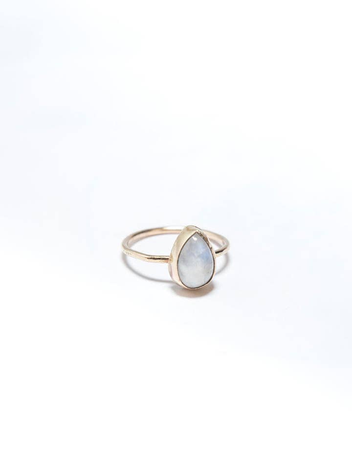 Pierre de lune en forme de poire sur bague en or 14K pour la vente par Ebb and flow
