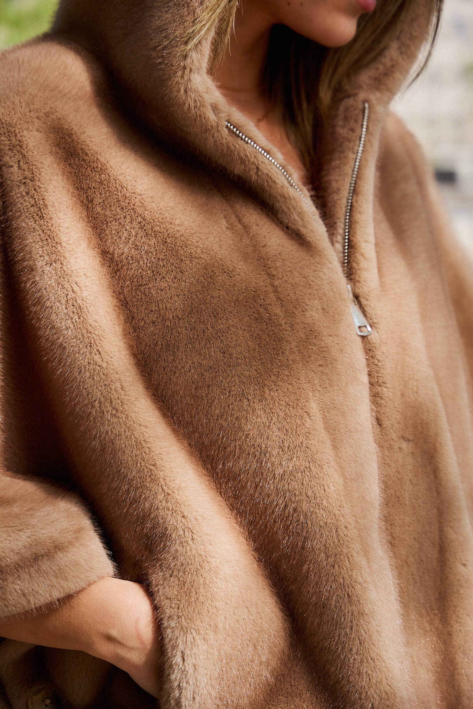 Giovanni Paris - Vendita all'ingrosso Pelliccia/Pelliccia sintetica - Donna - Mantella Alizée con cappuccio in ecopelliccia14