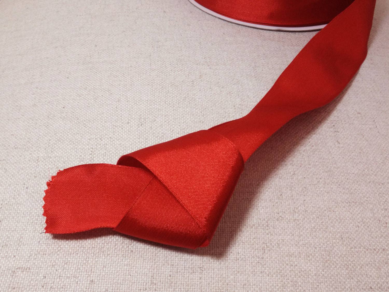 Kims Crafty Corner – wholesale Ribbon – Gift wrapping – Red Satin Style Wired Edge Ribbon. 3.8cm / 1.5" Wide. Wedding Ribbon. Craft Ribbon. Priced per metre0