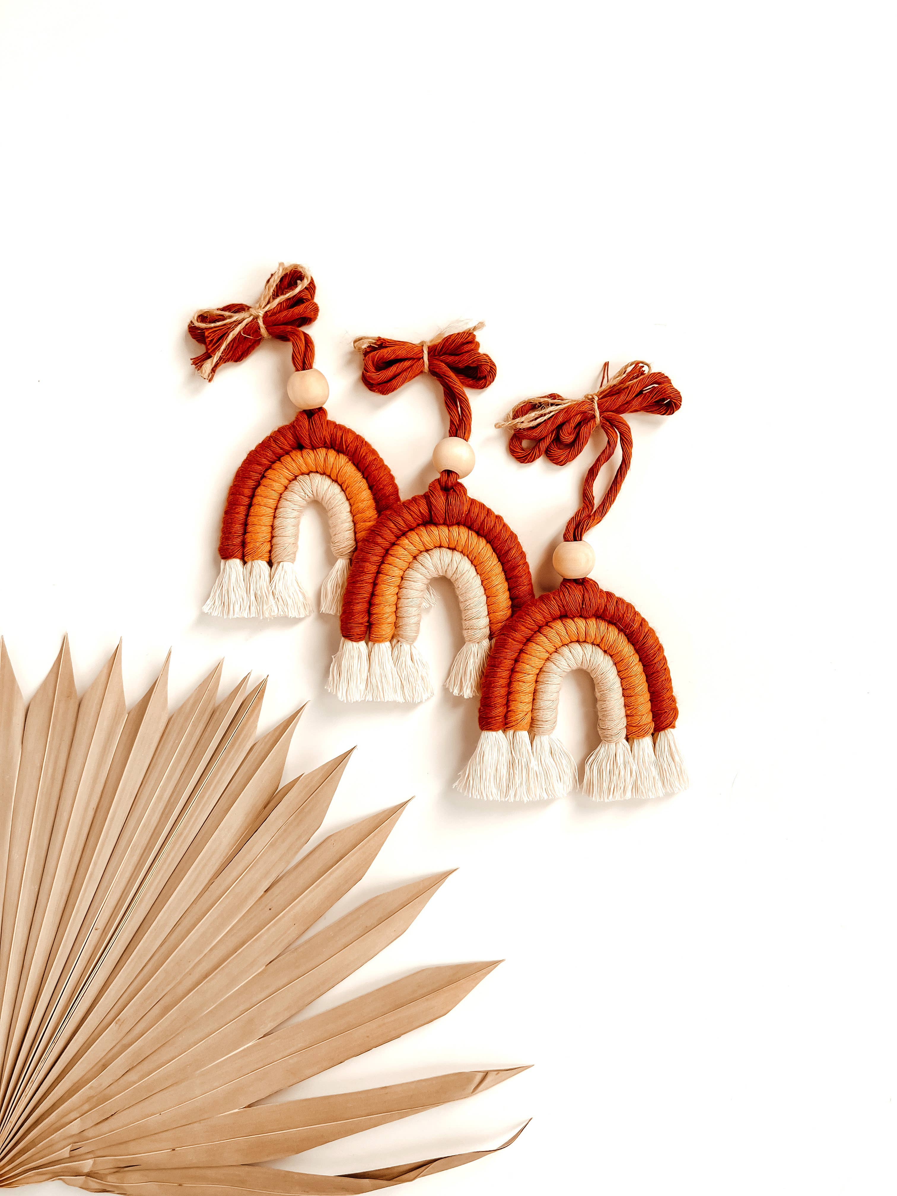 Meraki The Studio Co. - Vendita all'ingrosso Ciondolo decorativo per auto - Unisex - Diffusore arcobaleno con ciondolo auto macramè | gancio per specchietto retrovisore5