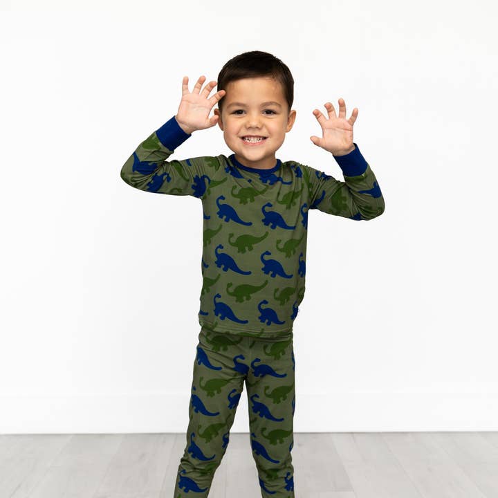 Pyjama à manches longues en bambou avec imprimé dinosaure vert pour la vente par Sweet Daisy Baby Clothing