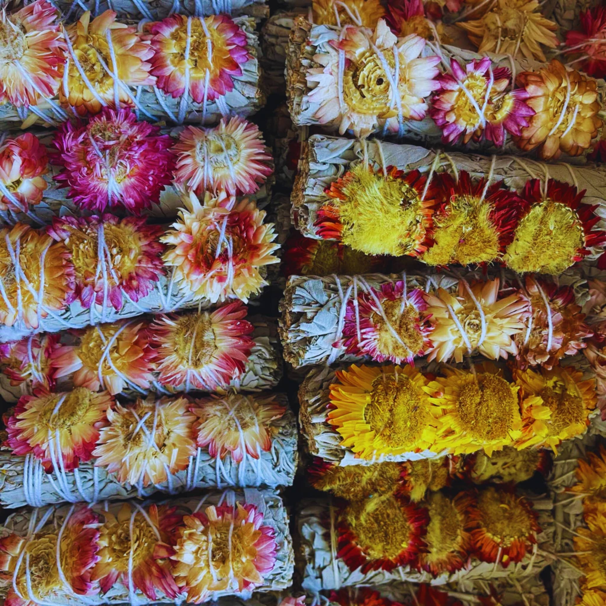 Third Eye Sage - Wholesale Wierrookbundel - Bundeltje met Smudge Sticks van Straw Flowers & White Sage 4"5