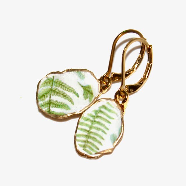 Boucles d'oreilles florentines vertes en forme de coquille d'huître à découpage pour la vente par FizzCandy Jewelry