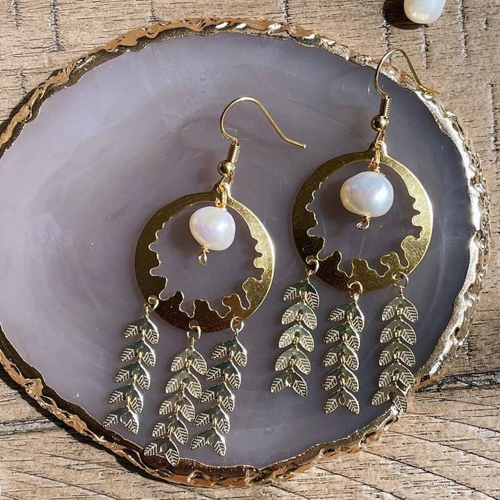 Boucles d'oreilles pendantes en perles d'eau douce avec breloques pendantes, clip ou fil d'oreille (sans nickel, or 14 carats ou or massif 14 carats) pour la vente par Linny’s Arsty Fingers LLC