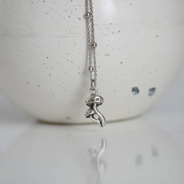 Colar delicado de cogumelo | Banhado a prata por atacado de Kaiko Studio