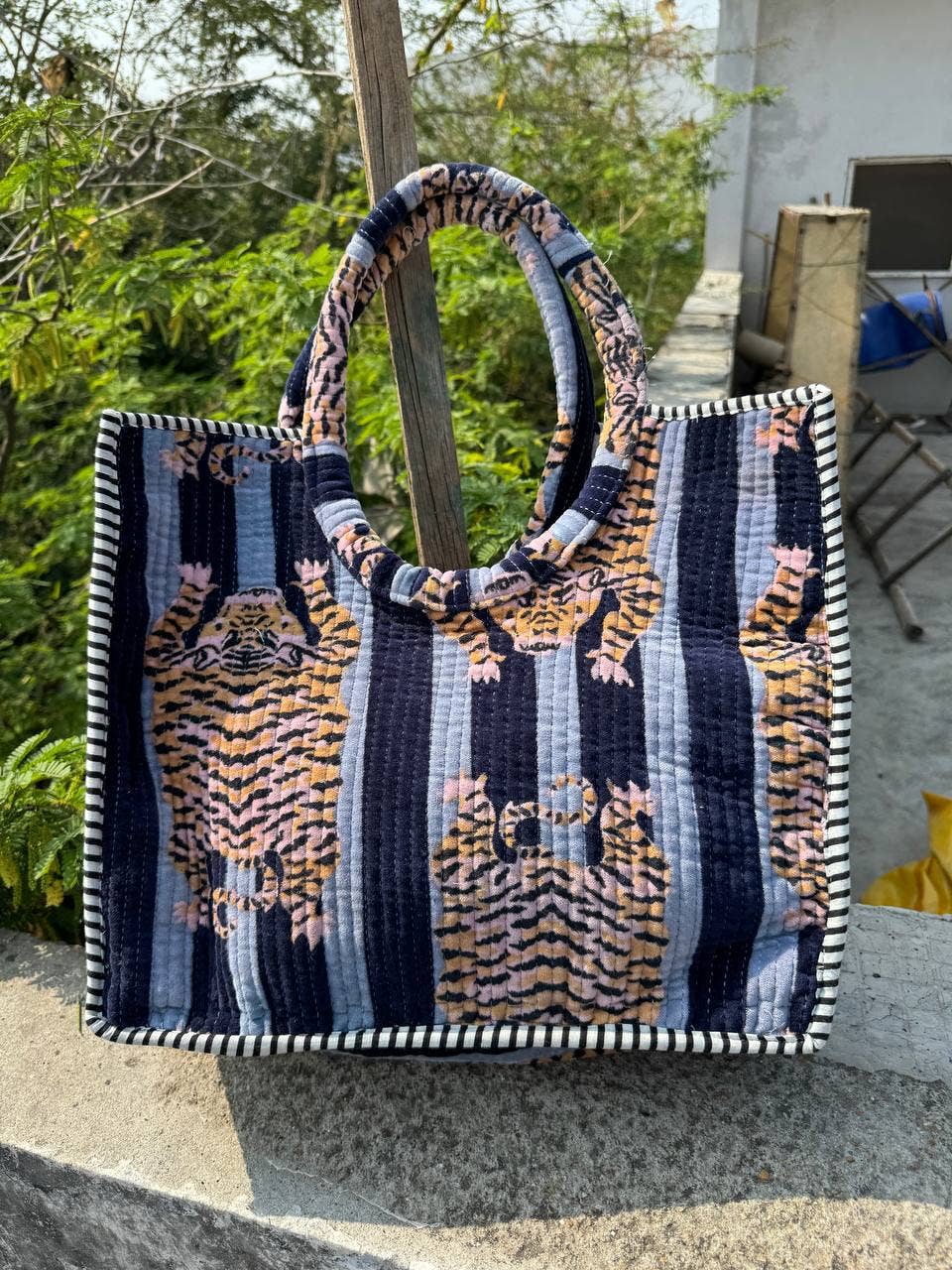 GYPSY STUDIO - Wholesale Schoudertas - Dames - Tijgerbedrukte fluwelen tas met gewatteerd handvat Indiase boodschappentassen0