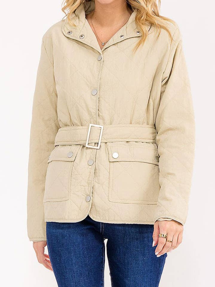 JAKKE MED BÆLTE OG KNAPPELUKNING FORLOMMER for engroshandel hos ROUSSEAU