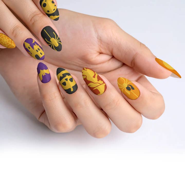 Ongles Press-On d'Halloween en Or Brillant Fantômes pour la vente par FYNE BODY