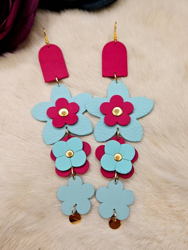 Boucles d'oreilles à plumeau en cuir à motif floral pour la vente par Anishinaabe Girl Designs