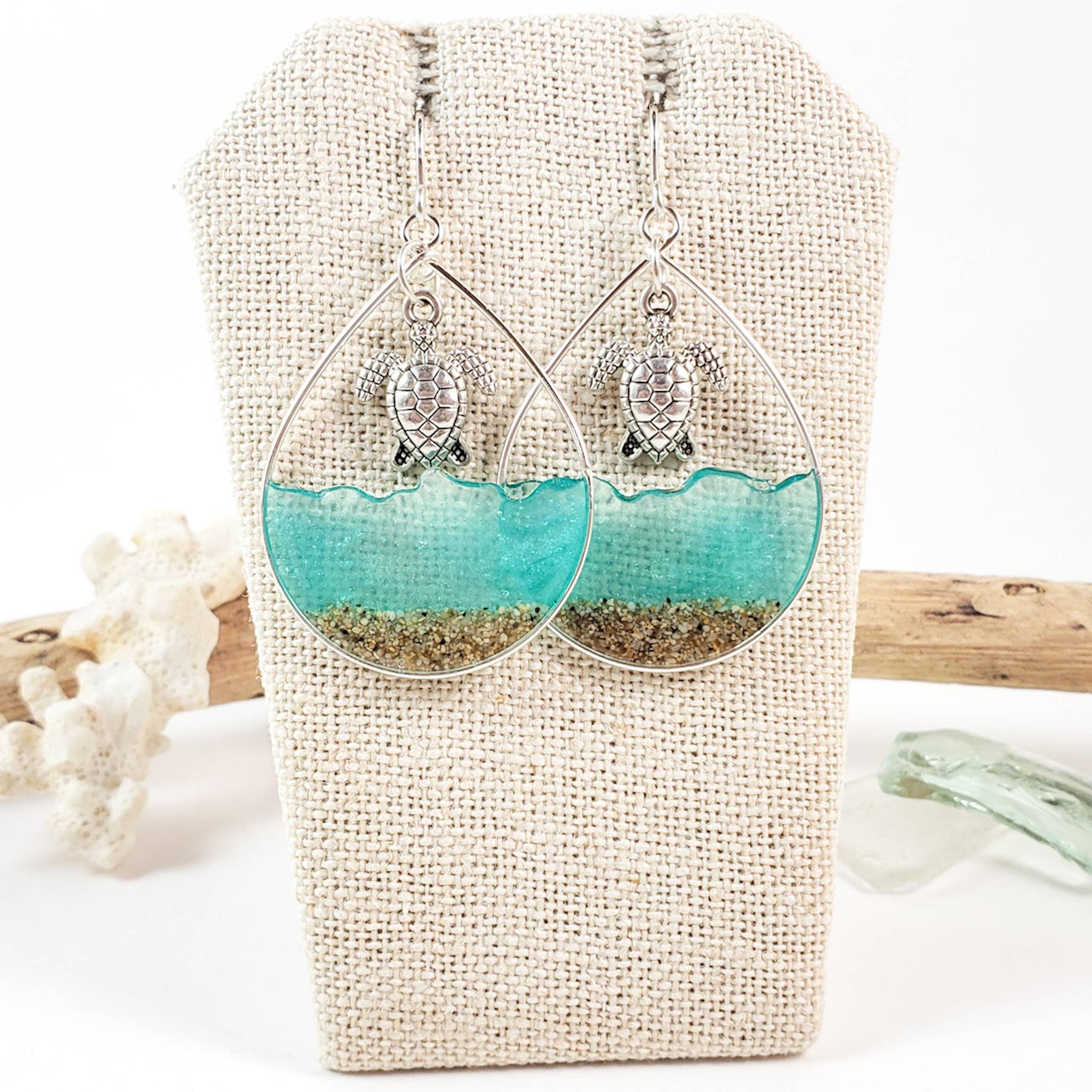 Skinny Pig Designs – Engroshandel Hængeøreringe og creoløreringe – Havgrønt vand og sand skildpadde øreringe i sterling sølv8