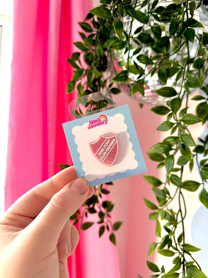 Badge de membre du Pink Pony Club pour la vente par Gees Jewellery