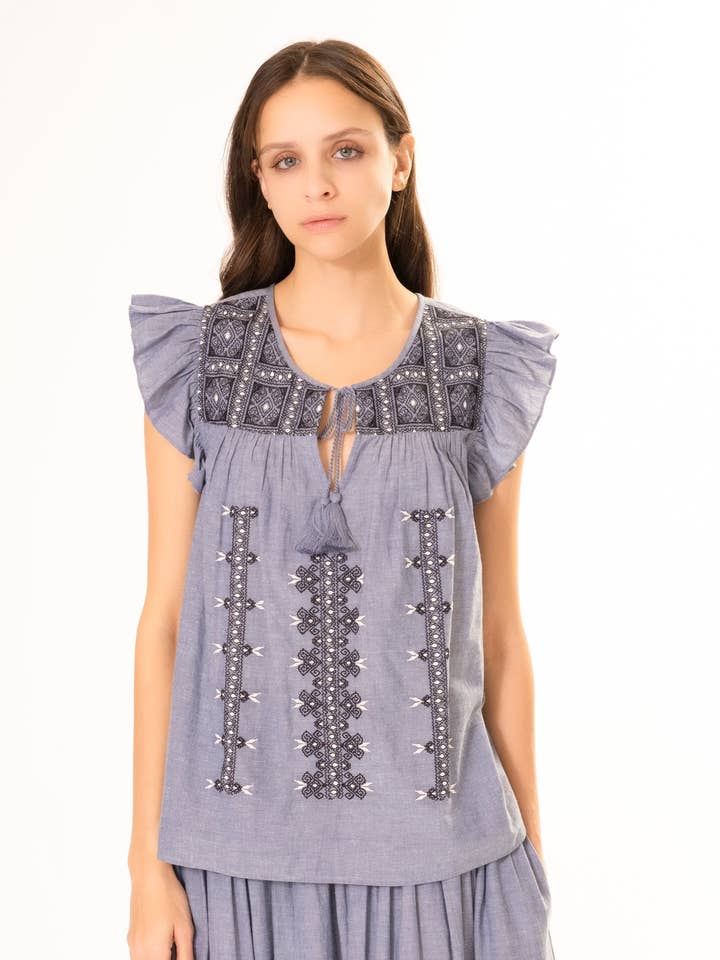 TOP CON RICAMI E VOLANT IN CHAMBRAY per la vendita all'ingrosso da parte di AREA STARS