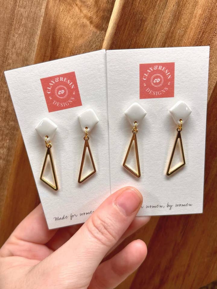 Boucles d'oreilles triangulaires Everyday pour la vente par Clay&Resin Designs LLC