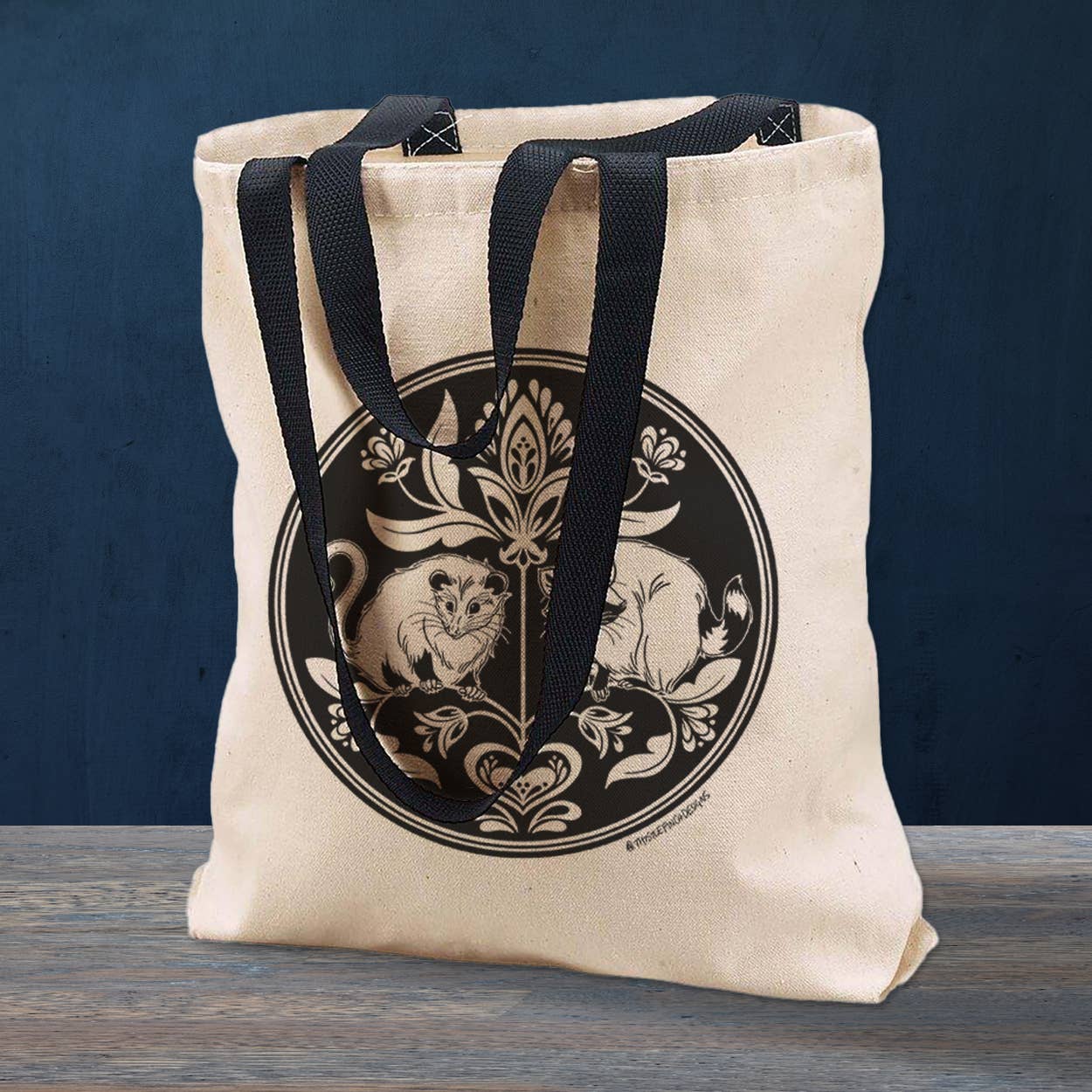 Thistle Finch Designs - Vente Tote bag – unisexe - Sac fourre-tout à enseigne hexagonale Raccoon & Opossum2