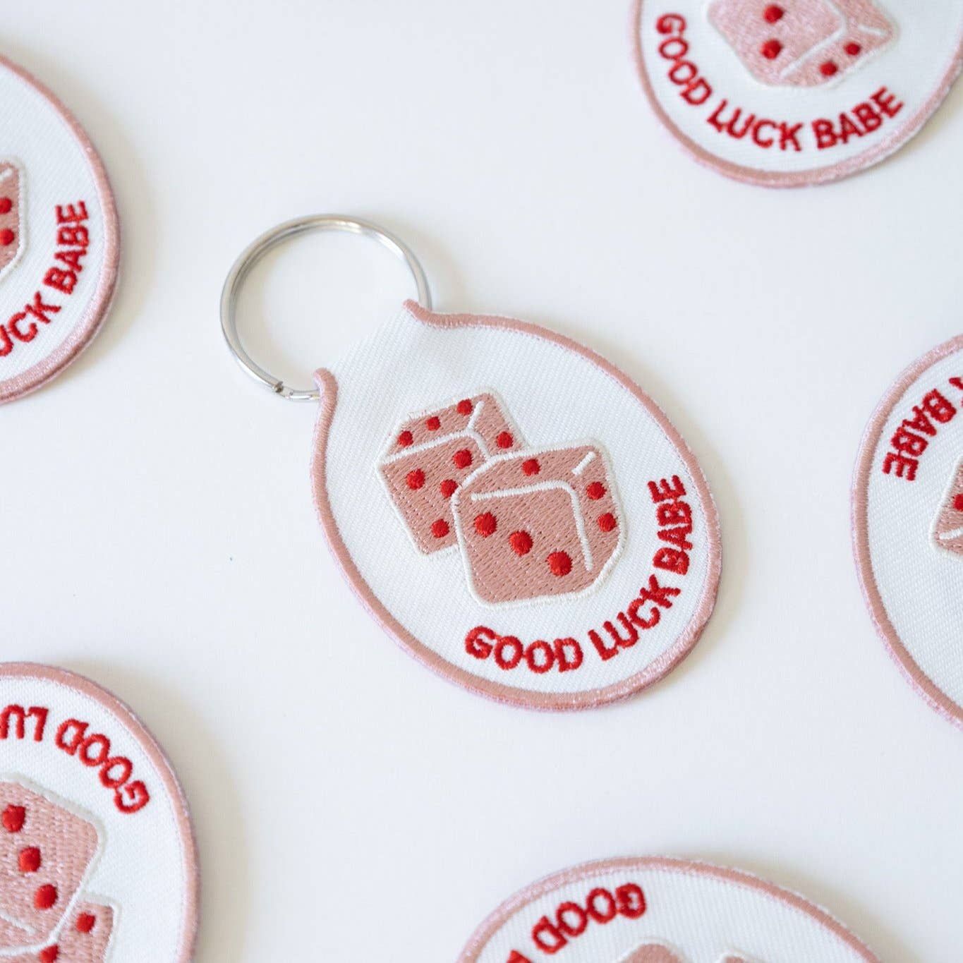 Lindy Stark Designs – Porta-chaves - Mulher por atacado – Porta-chaves Bordado com Dados2