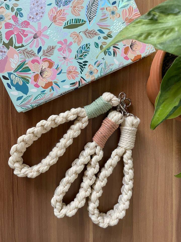 Porte-clés en macramé | Porte-clés Boho pour elle pour la vente par Monsteras and Macrame