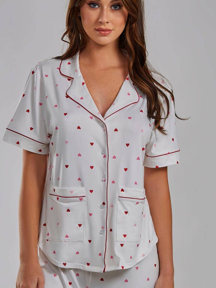 Branco-vermelho Conjunto de Calções Angela Heart Womans com gola entalhe em malha PJ para venda a revendedores na Faire11