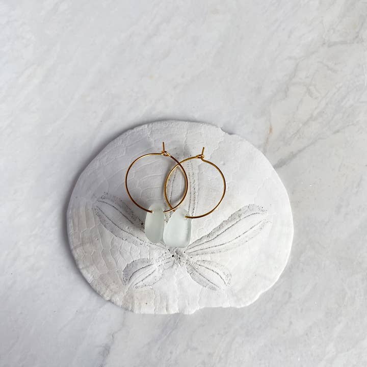 Salt & Pine - Vendita all'ingrosso Orecchini a cerchio - Orecchini a Cerchio in Vetro di Mare da 1 Pollice — Gioielli Artigianali Costieri1