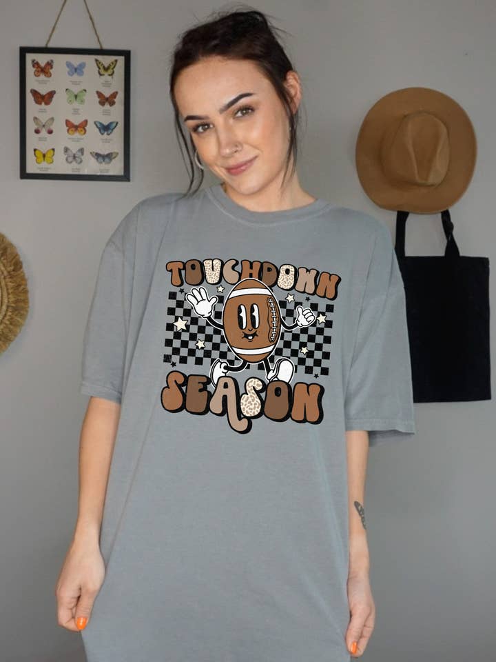 Touchdown Season T-shirt voor wholesale door Shop Alloe | Print & Media Co.